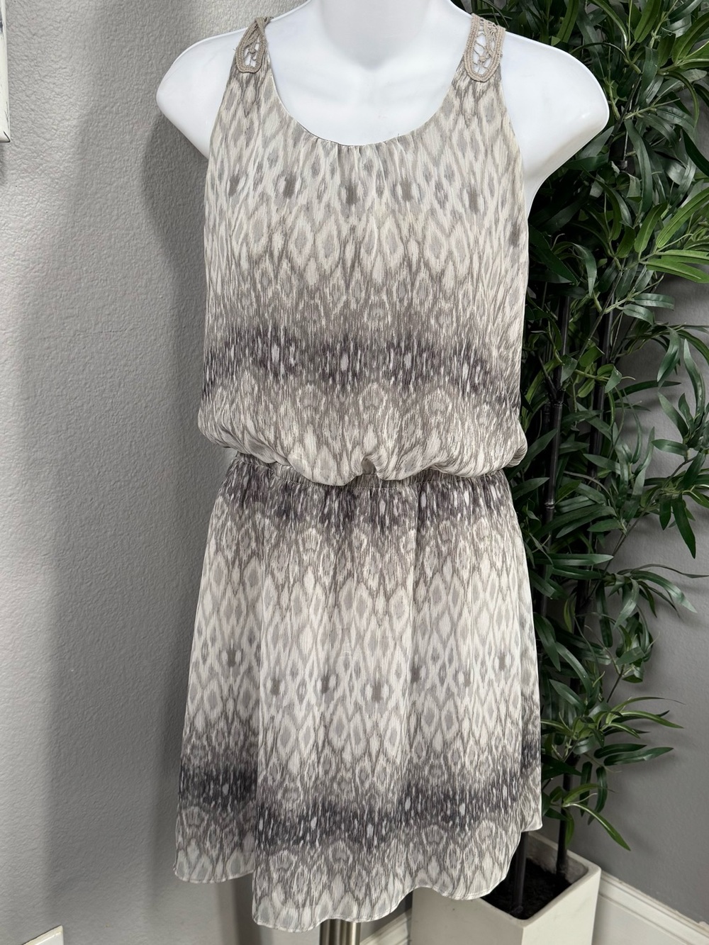 Express Sleeveless Printed Blouson Dress in Taupe